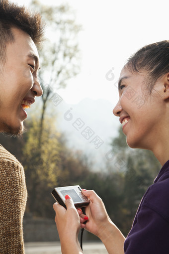 男生女生情侣对视微笑照相机旅游风景摄影