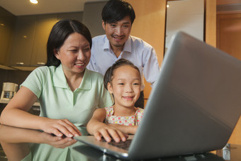 一家人家庭爸爸妈妈女儿看电脑微笑摄影