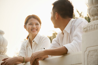 男人女人情侣夫妻桥边早晨白衬衫幸福摄影图