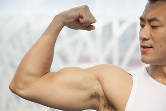 肌肉发达年轻的男人健身自信锻炼图片