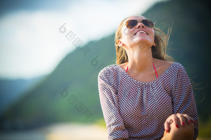 戴墨镜仰头微笑女孩夏天旅行风景人物摄影图