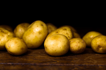 暗色调一堆土豆摄影图