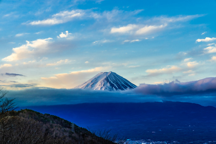 蓝天白云下的日本富士山峰