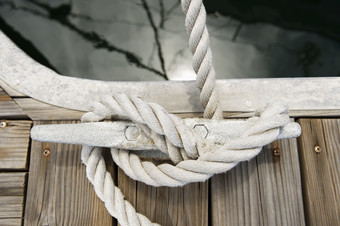 简约风绑船的绳子摄影图