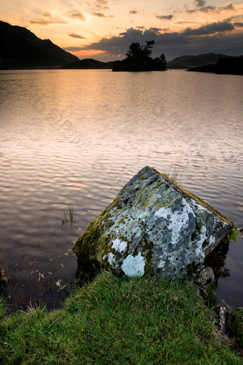 深色调黄昏中的湿地摄影图