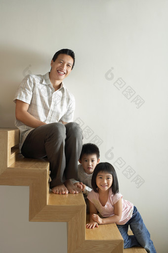 成年男人和孩子坐在<strong>楼梯</strong>