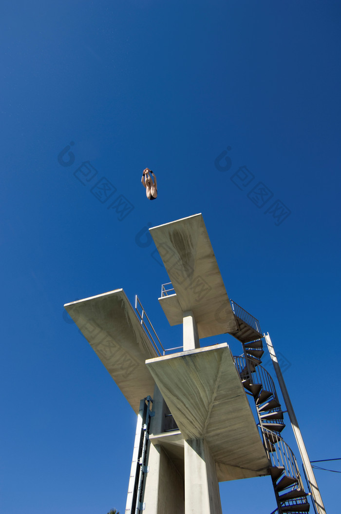 跳水台建筑摄影图