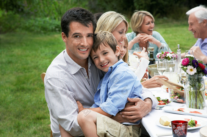 深色在野餐的家人摄影图