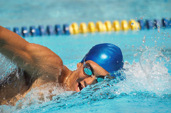 蓝色调在游泳比赛摄影图