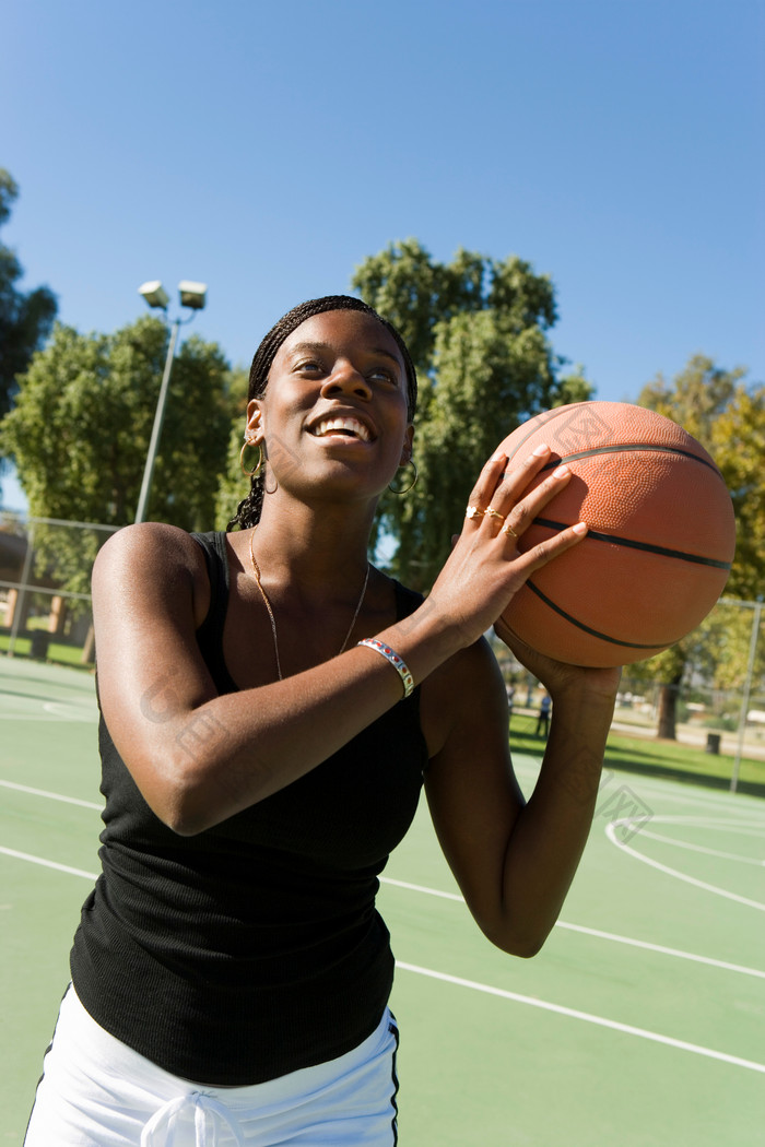 蓝色调打篮球的女人摄影图