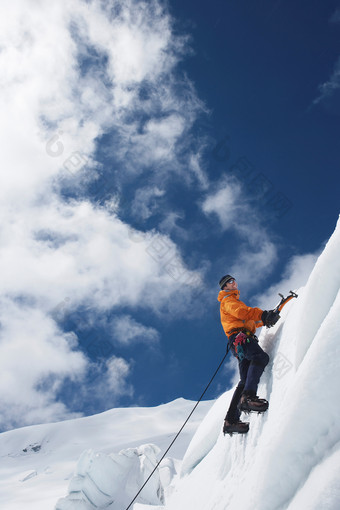 蓝色调登雪山摄影图