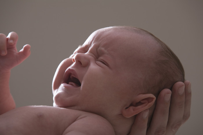 深色调哭泣的婴儿摄影图