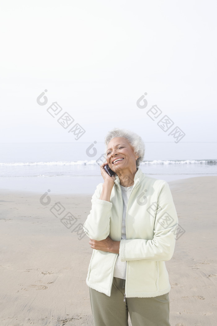 海滩打电话的老太太