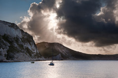 乌云下湖水山峰