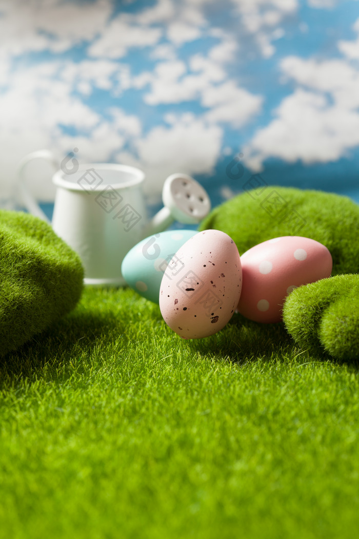 绿草草坪上的彩蛋和水壶