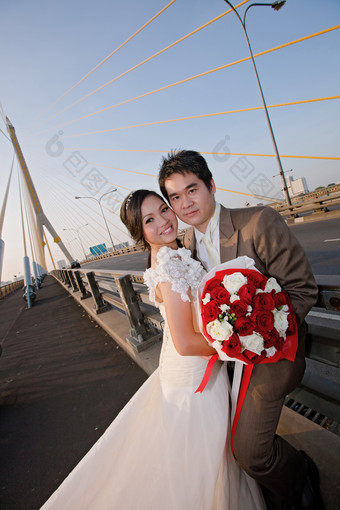 暗色调桥上的夫妻摄影图
