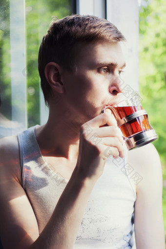 喝红茶的男人摄影图