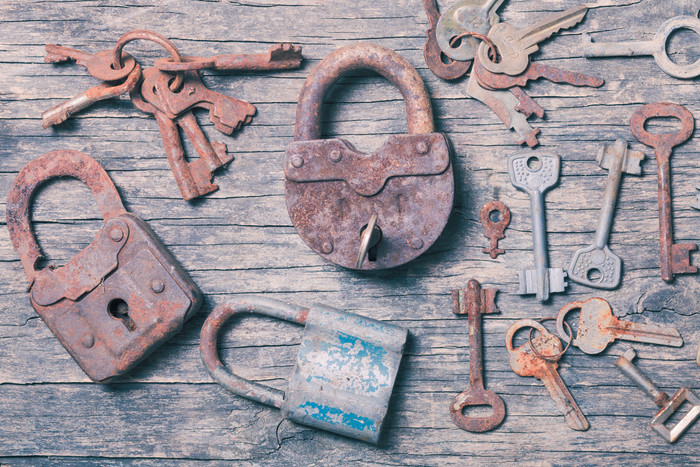 破旧的锁子和钥匙