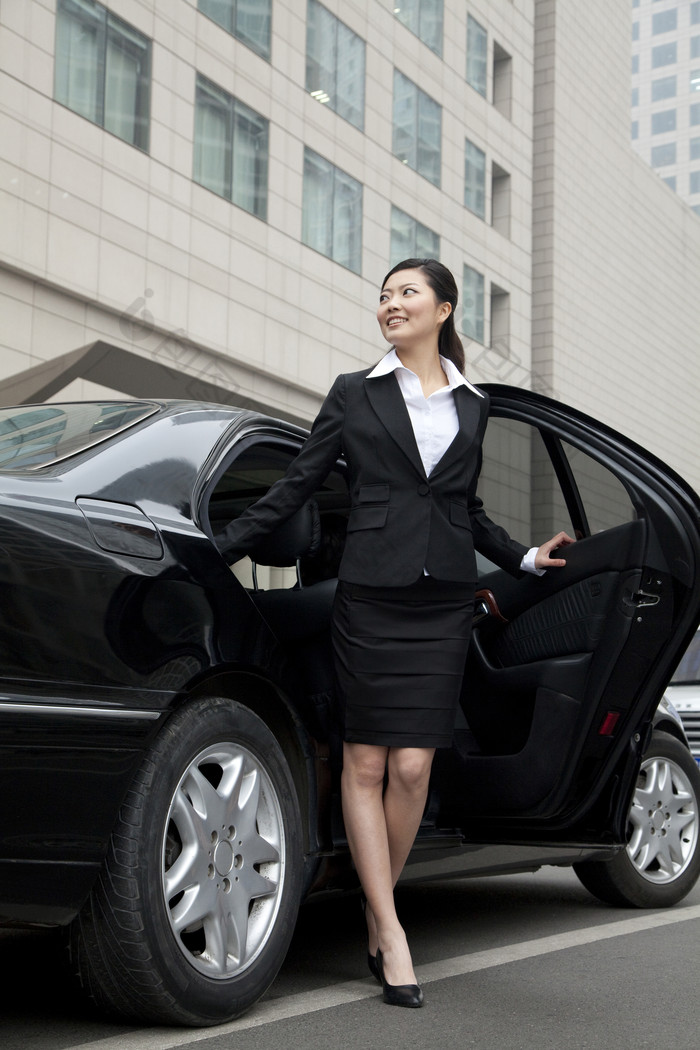 商務女士推門下車