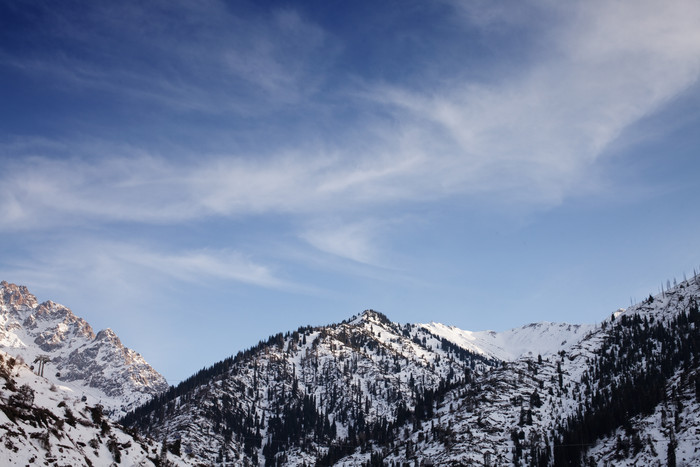 蓝色调连绵雪山摄影图