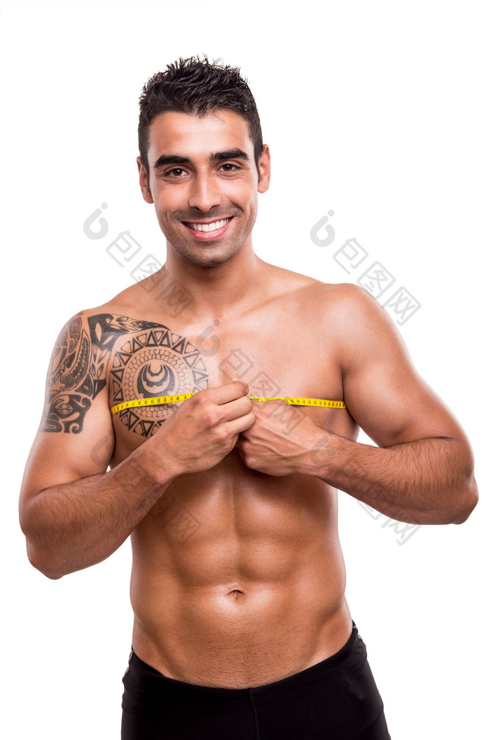 测量胸围的健身男人