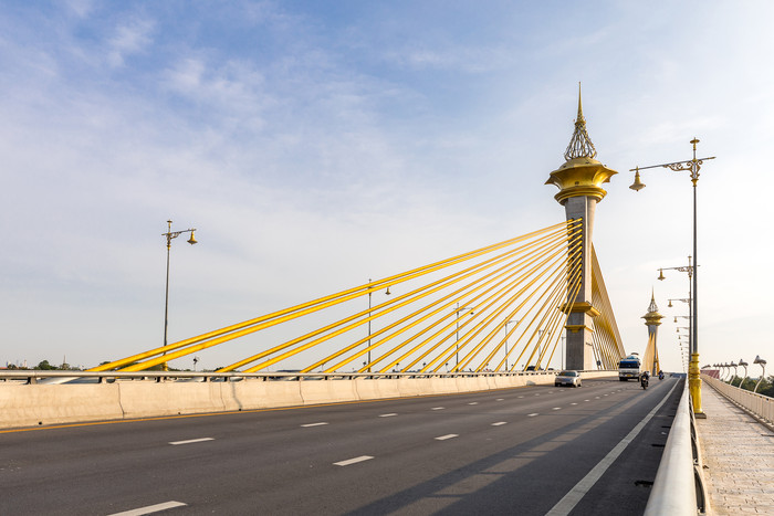 天空下的桥梁公路