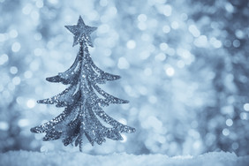灰色光斑前的圣诞树装饰