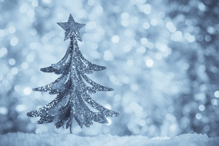 灰色光斑背景前的圣诞树装饰