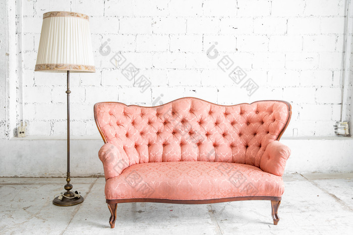 粉色沙发和台灯摄影图