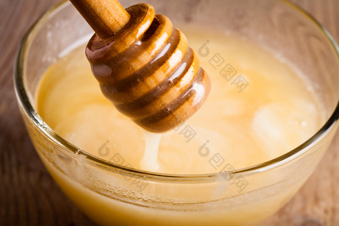 玻璃碗里的蜂蜜摄影图