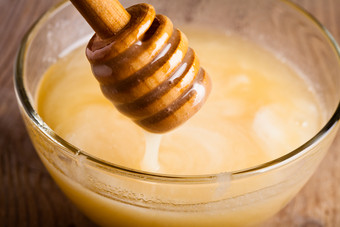 玻璃碗里的蜂蜜摄影图图片