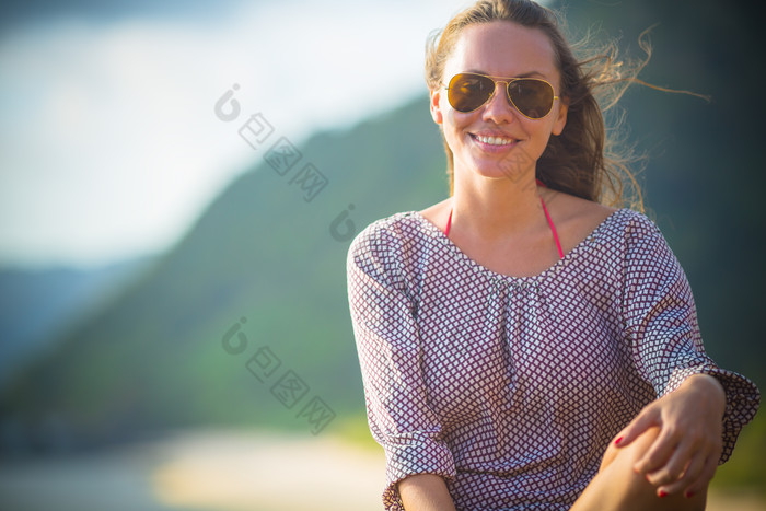 戴墨镜微笑女孩夏天旅行风景人物摄影图