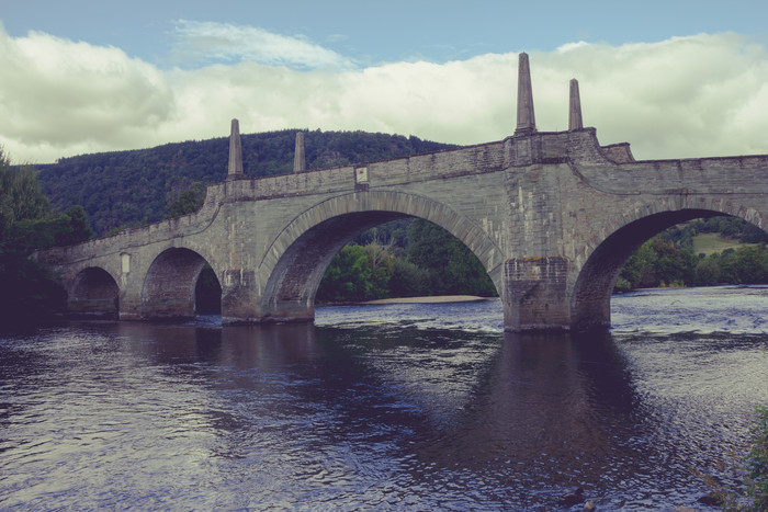 灰色调水上的桥摄影图