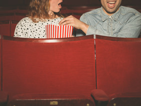 影院看电影的情侣