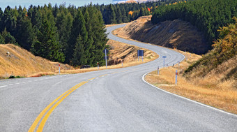 暗色调山中公路摄影图