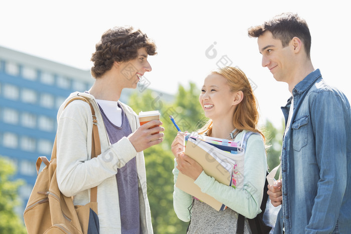 清新风聊天的学生们摄影图