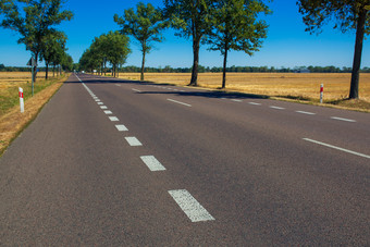 深色调笔直的公路摄影图