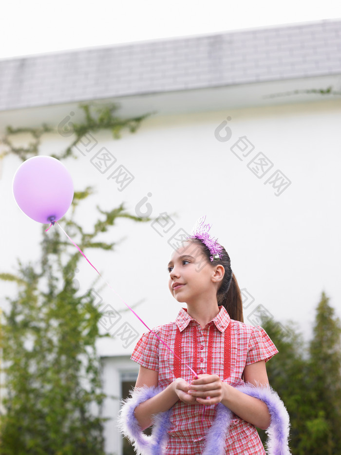 拿着紫色气球的小女孩