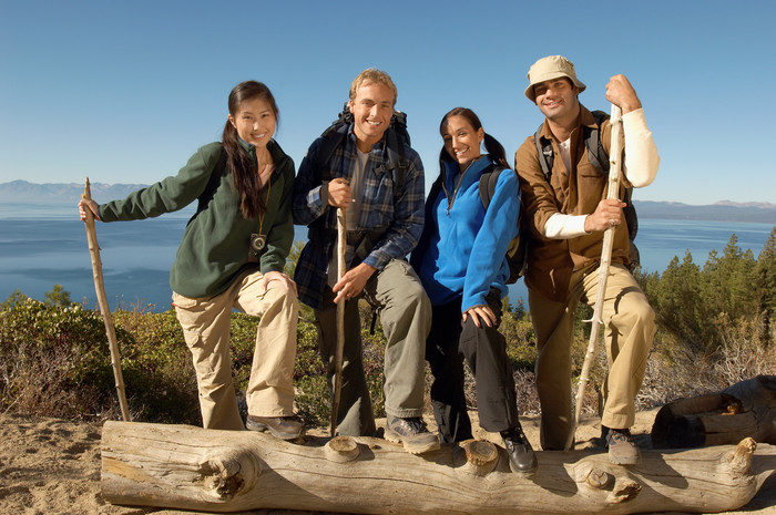 登山旅行的友人摄影图