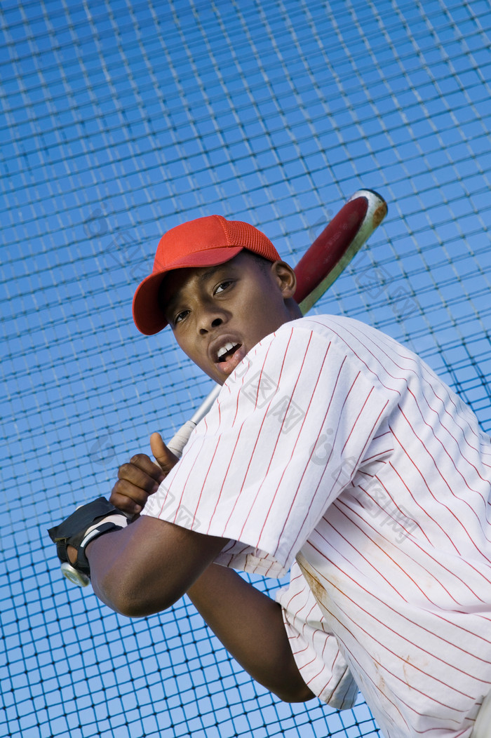 打棒球的年轻运动员
