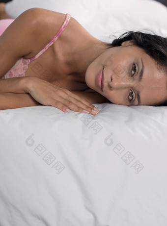 灰色调在躺着的女人摄影图