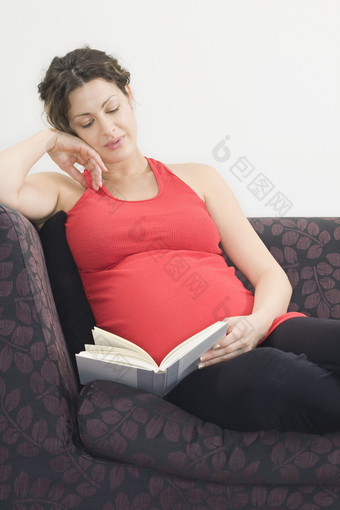 灰色调在看书的孕妇摄影图
