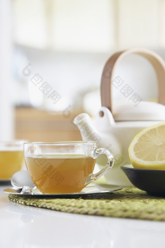浅色调沏茶摄影图