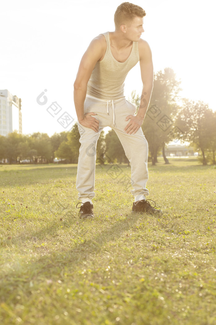 公园草坪上锻炼的男人