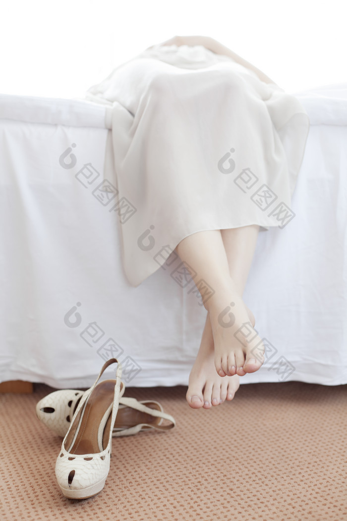暗色调躺床上的女人摄影图