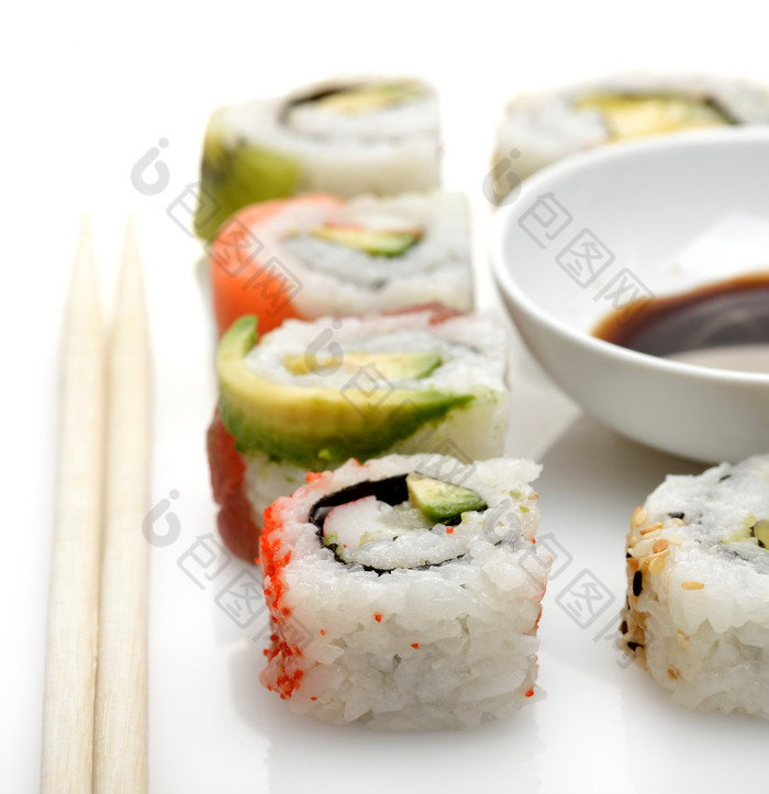 深色调寿司卷摄影图