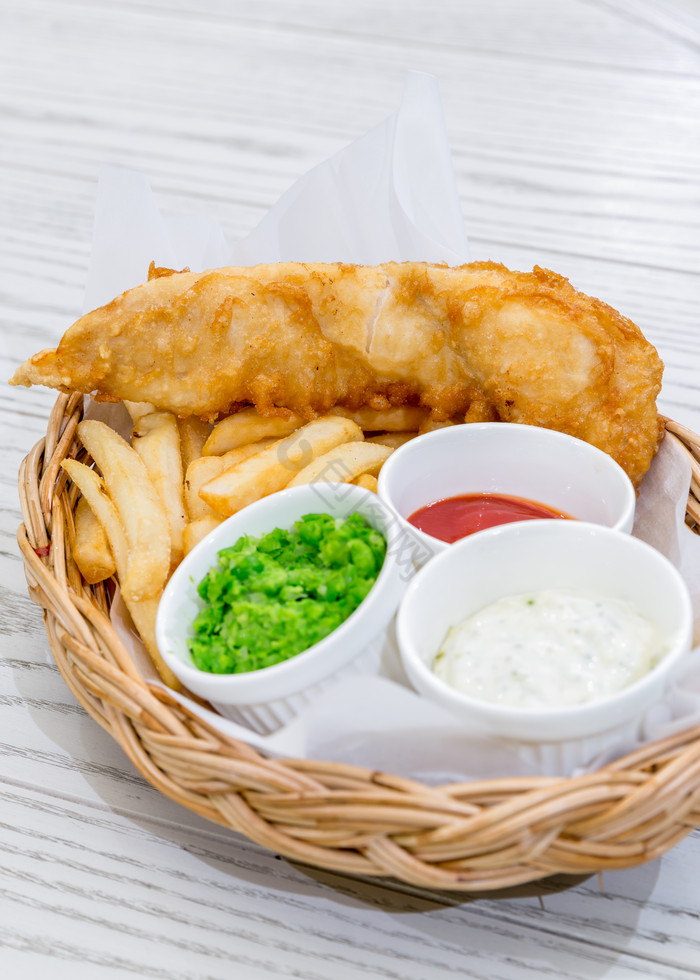 油炸食品薯条和酱料图片