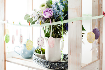挂着的彩蛋和花朵花瓶