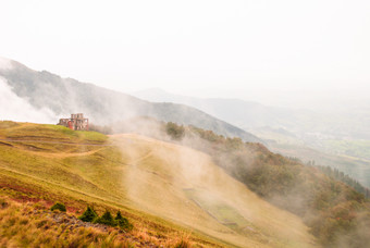 云雾缭绕的山间景色