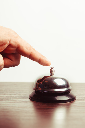 食指和金属按铃摄影图图片下载
